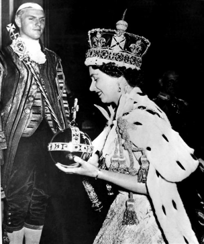 2011-04-22-15-55-04-9-queen-elizabeth-ii-was-crowned-at-a-coronation-cer